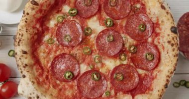 Sosisli, peynirli ve biberli taze biberli pepperonili pizzanın en iyi görüntüsü. İtalyan pizzası, salam ve mozzarella.