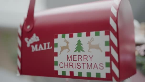 圣诞装饰信箱里的衣服 用来装给圣诞老人的信 除夕之夜 在户外送孩子们的红包 节庆圣诞信箱设计 — 图库视频影像