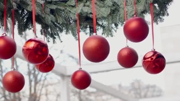 Kerst Sparren Krans Heldere Rode Ballen Opknoping Buiten Nieuwjaarsdecoratie Kerstversiering — Stockvideo
