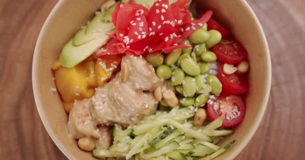最受欢迎的是带有虾仁 番茄和芝麻种子的夏威夷大碗 纸板箱拿走概念 健康食品 素食菜 — 图库视频影像