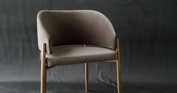 Detailní Záběr Prázdnou Dřevěnou Židli Pohodlným Opěradlem Béžovým Čalouněním Moderní — Stock video