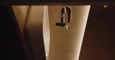 Modern seramik lavabo ve duvara monte edilmiş musluk. Şık bir banyo, beyaz lavabo ve paslanmaz çelik musluk. Dikey video
