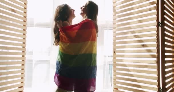 Mulheres Lésbicas Têm Relacionamento Romântico Diversão Passar Tempo Juntos Abraçando — Vídeo de Stock