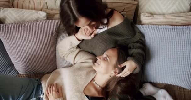 Ovanifrån Två Kvinnor Lesbiska Liggande Soffan Med Kuddar Kramar Och — Stockvideo