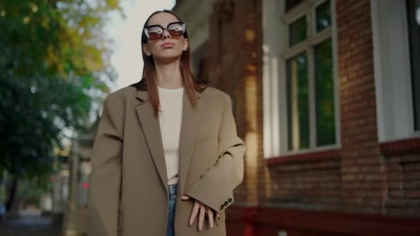 Стильна Жінка Піджаку Модні Сонцезахисні Окуляри Позують Камеру Вулиці Молода — стокове відео