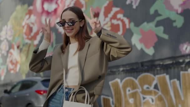 Mujer Bonita Gafas Sol Moda Equipo Divierten Calle Mostrando Signo — Vídeos de Stock