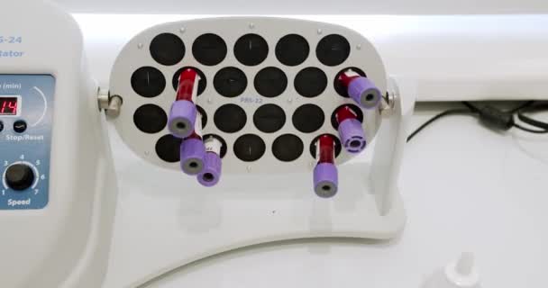 Primer Plano Mini Rotador Vertical Con Tubos Muestras Sangre Laboratorio — Vídeos de Stock