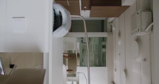 Manikúra Salon Moderním Interiérem Bílý Stůl Pohodlnou Židlí Lampa Nehty — Stock video