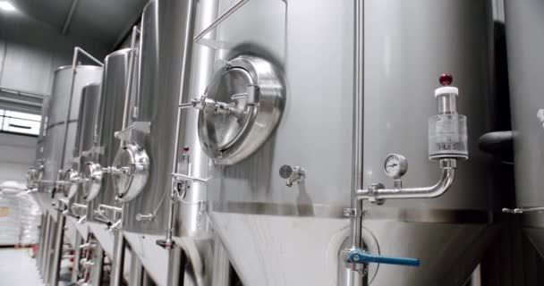 Roestvrijstalen Tanks Brouwerij Fabriek Vat Container Met Bier Brouwen Proces — Stockvideo