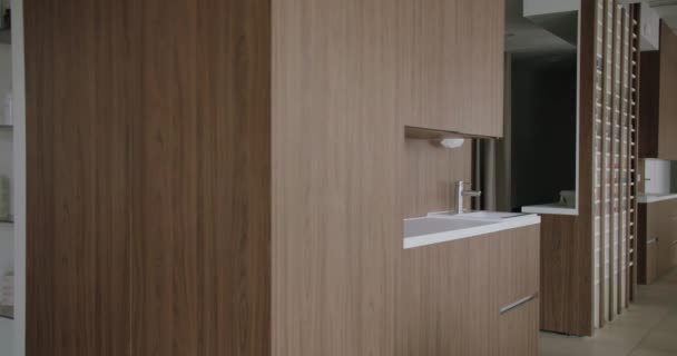 Nagelstudio Interieur Möbelschrank Aus Holz Waschbecken Mit Wasserhahn Und Regal — Stockvideo