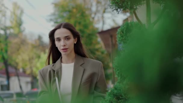 Mulher Atraente Confiante Roupas Elegantes Posando Rua Perto Árvore Verde — Vídeo de Stock
