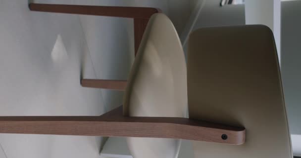 Zbliżenie Nowoczesne Drewniane Krzesło Skórzanym Siedziskiem Powrotem Biurze Wygodny Fotel — Wideo stockowe