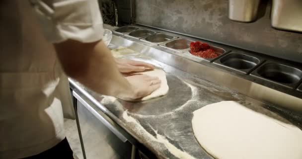 Vágott Kilátás Profi Férfi Séf Kezét Főzés Olasz Pizza Előkészíti — Stock videók