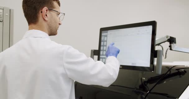 Medico Maschile Occhiali Uniformi Guanti Medici Che Lavora Computer Laboratorio — Video Stock