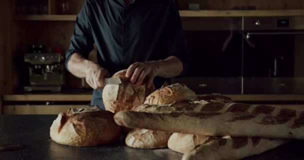 Beskuren Syn Mannen Skära Hembakat Bröd Med Kniv Modernt Kök — Stockvideo