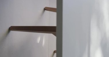 Evinde beyaz tezgahı olan ahşap masaya yakın çekim. Ofiste rahat çalışma alanı, modern masa ve sandalye. Detaylar içeride. Masa üstü yüzeyi. Dikey video.