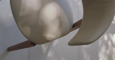 Ahşap koltukta rahat deri koltuklu ve arkası yüksek açılı bir manzara. Modern mobilyalar. Şık bir dairede boş bir koltuk. Ahşap sandalye dizaynı. Dikey video