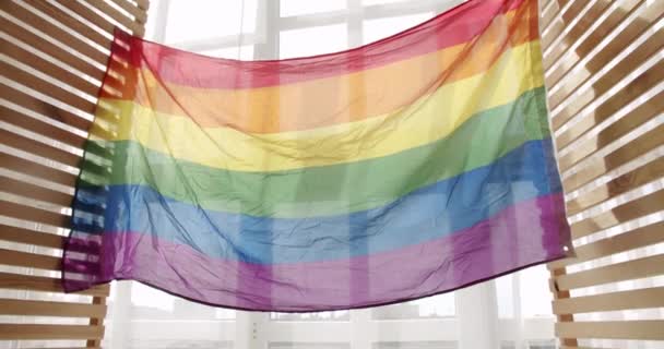 Tęczowa Flaga Wisząca Oknie Środku Symbol Poparcia Dla Związków Homoseksualnych — Wideo stockowe