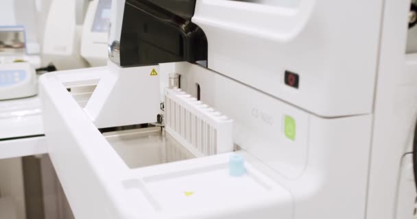 Máquina Analisadora Química Sangue Máquina Analisadora Hemostase Laboratório Clínica Equipamentos — Vídeo de Stock