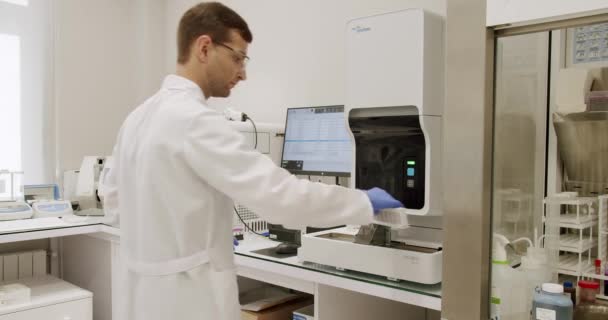 Людина Лабораторний Технік Досліджує Зразки Крові Використанням Сучасного Медичного Обладнання — стокове відео