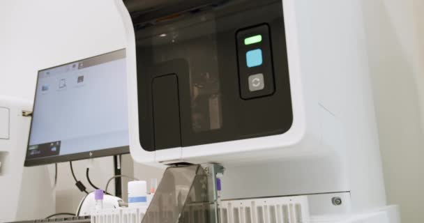 实验室生物化学研究的专业医疗设备 现代临床自动化血液化学分析机 — 图库视频影像