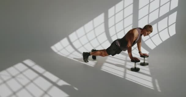 Atletische Knappe Man Heeft Workout Doen Push Oefening Met Halters — Stockvideo