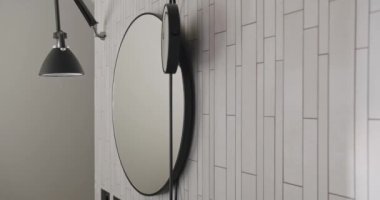 Yuvarlak aynalı modern iç mekan, beyaz renkli minimalist iç mekan banyo aksesuarları, ayna ve lamba modern iç mekan.