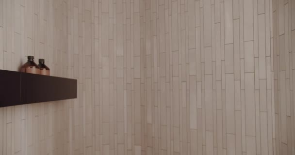 Luxusní Koupelna Interiér Minimalistický Interiér Bílých Barvách Příslušenstvím Koupelny Minimalistický — Stock video