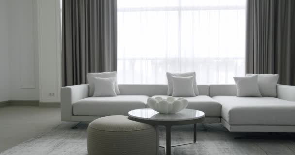 Modern Minimalis Ruang Tamu Dengan Furnitur Putih Dan Meja Bundar — Stok Video