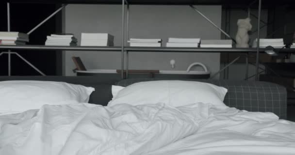 Modernes Schlafzimmer Und Bett Mit Vielen Kissen Minimalistischer Skandinavischer Innenarchitektur — Stockvideo