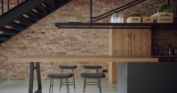 Nieruchomości Luksusowa Kuchnia Drewnianą Wyspą Krzesłami Nowoczesne Wnętrze Luksusowym Domu — Wideo stockowe