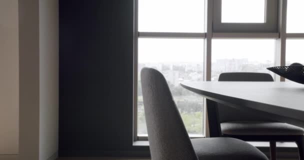 Nowoczesny Czarny Drewniany Stół Białe Krzesła Tkaniny Modne Meble Minimalistyczne — Wideo stockowe