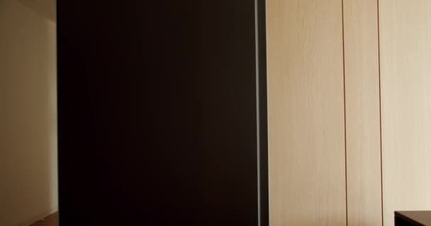 Die Tür Schließt Sich Einen Modernen Innenraum Holz Hintergrund Textur — Stockvideo