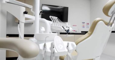 Dişçi koltuğu ve tıbbi ekipmanlı modern oda. Diş hekimliğinde modern ekipman. Diş bakımı kavramı. Diş sağlığı kliniği ekipmanları.