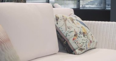 Minimalist sandalyesi ve masası olan beyaz teras mobilyası. Bahçe mobilyaları, Modern Lüks Villa. Minimalist daire. Açık masa ve bahçe parkı için sandalyeler. Lüks villa için modern sandalyeler.