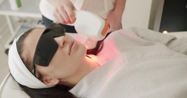 Kadın güzellik kliniğinde LPG donanım masajı yaptırıyor. Güzellik uzmanı kozmetik uzmanı lazer teknolojisiyle kısmi mikronedle mezoterapi gençleştirme işlemi yapıyor..