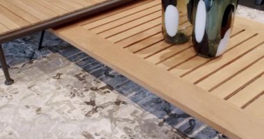 Lüks villa için modern sandalyeler. Minimalist sandalyesi ve masası olan Summer Terrace mobilyaları. Bahçe mobilyaları, Modern Lüks Villa. Minimalist daire. Bahçe parkı için masa ve sandalyeler..