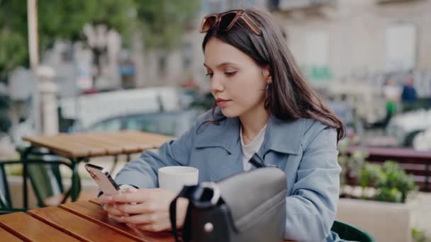 Молодая Привлекательная Женщина Сидит Столиком Кафе Открытом Воздухе Чатится Интернете — стоковое видео