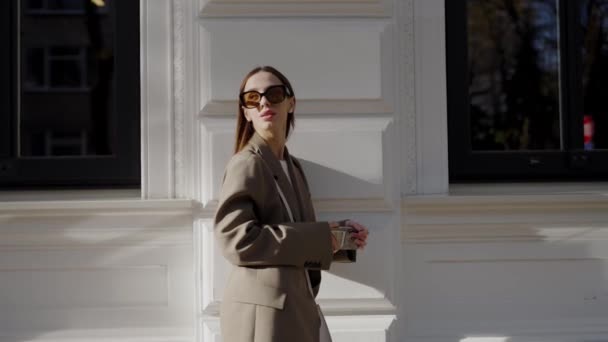 Молодая Женщина Модных Очках Модной Куртке Стоит Рядом Офисным Зданием — стоковое видео