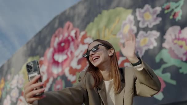 Ευτυχισμένη Χαμογελαστή Γυναίκα Που Μιλάει Στο Smartphone Βιντεοκλήση Χαιρετώντας Χέρι — Αρχείο Βίντεο