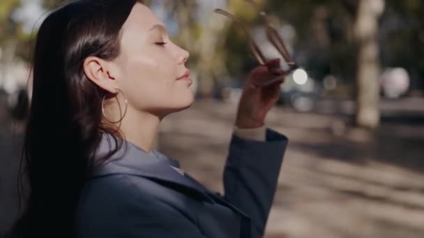 Aantrekkelijke Vrouw Deed Een Zonnebril Keek Naar Camera Straat Portret — Stockvideo