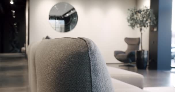 现代简约主义客厅与米色和白色家具 奢华的现代住宅与角落索法 椅子和书架 时尚的家具 最低限度家庭内部 — 图库视频影像