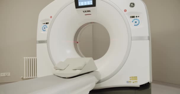磁共振成像机 医院房间里有断层扫描空空如也的Ct扫描室 现代医院轻型化验室内配备工作台的现代Ct机视图 — 图库视频影像