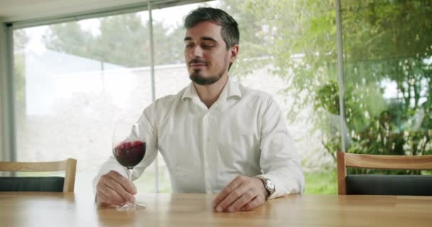 Camların Dönüşü Şarabın Yüzeyini Dalgalandırıyor Uzun Cam Duvarlar Boyunca Uzanıyor — Stok video