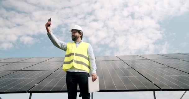 Man Ingenieur Spreekt Smartphone Solar Farm Man Uniform Lopen Buurt — Stockvideo