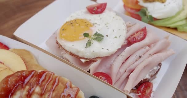 Verschillende Soorten Ontbijt Pannenkoeken Met Bosbessen Perzik Heerlijke Croissant Met — Stockvideo