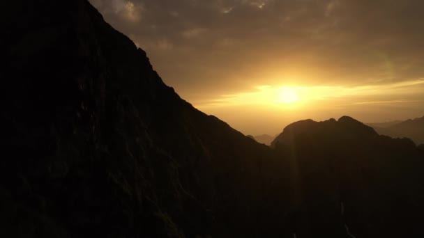 Mozgást Hegyvidéki Tájban Gyönyörű Napkelte Vad Erdei Hegyek Felett Nyáron — Stock videók