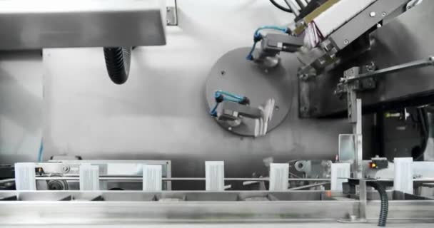 Productielijn Bij Medische Fabriek Robotarm Zet Medicijnpakket Transportband Verpakt Bij — Stockvideo