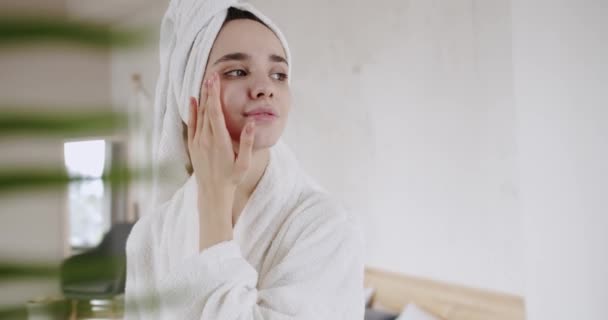 Mulher Beleza Roupão Banho Branco Toalha Cabeça Com Rosto Saudável — Vídeo de Stock
