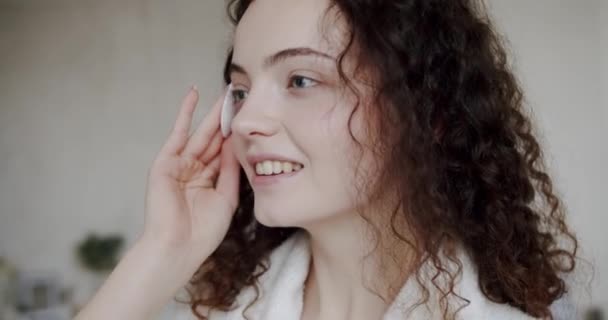 Mulher Morena Jovem Removendo Maquiagem Seu Rosto Com Algodão Pad — Vídeo de Stock